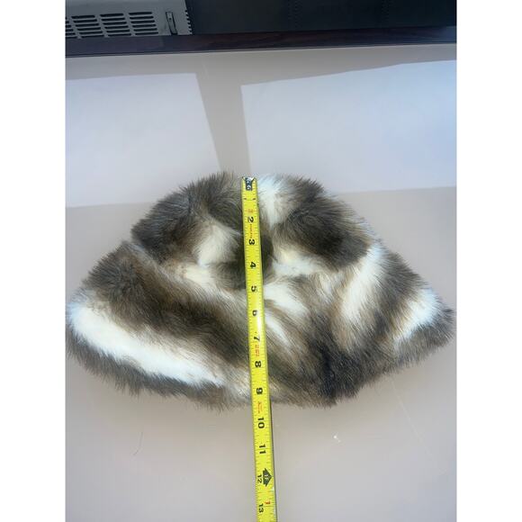 Faux Fur Hat 23”aprox one size 
Faux fur Bucket Hat main image 6